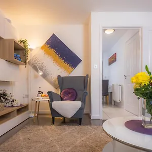 modern-2-bed-house-with-parking-and-garden.hotelsin-nottingham.com/