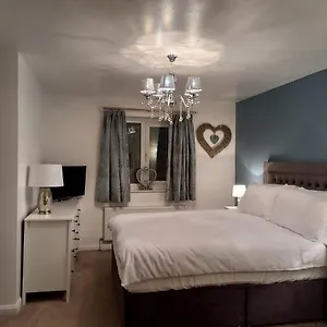 Charming Wentworth With Countryside Views Holiday home